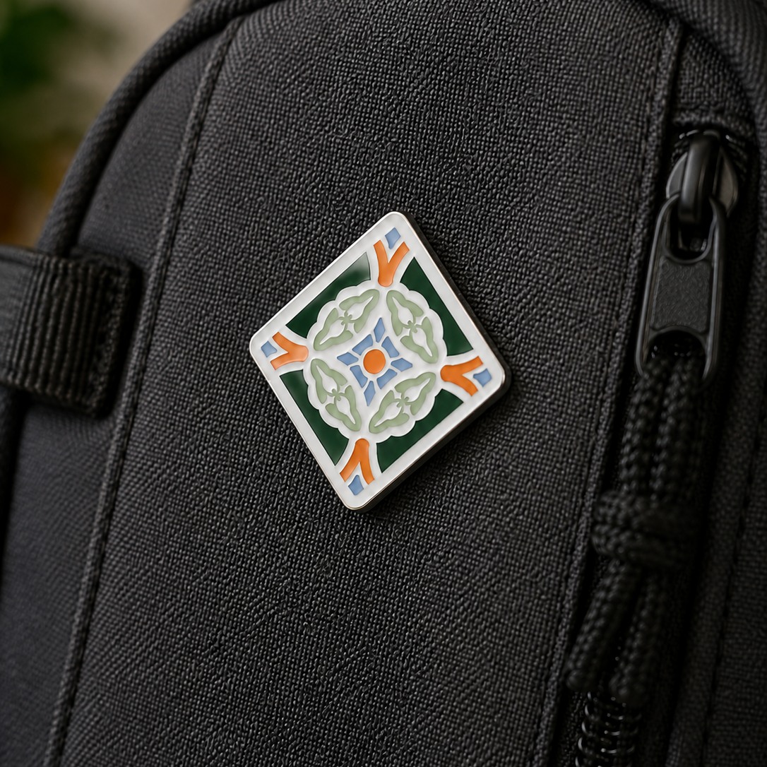 Botton inspirado em azulejo preso a uma mochila